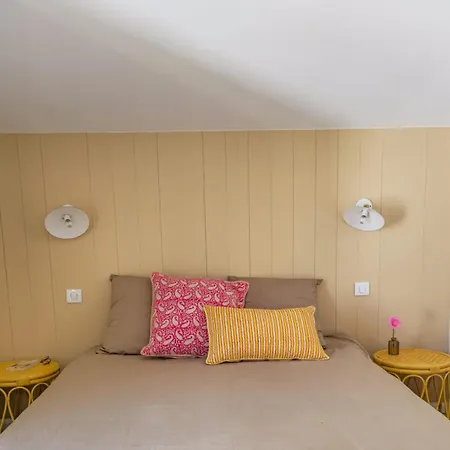 Feet In The Water, 100 M From The Center بيت للعطل