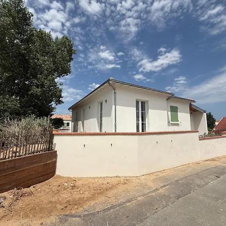 Feet In The Water, 100 M From The Center لا ترانش سور مير