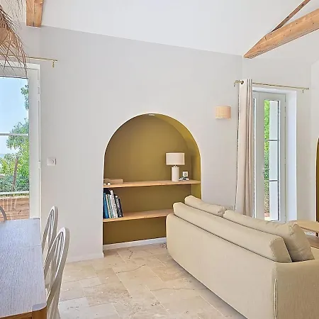 Feet In The Water, 100 M From The Center بيت للعطل