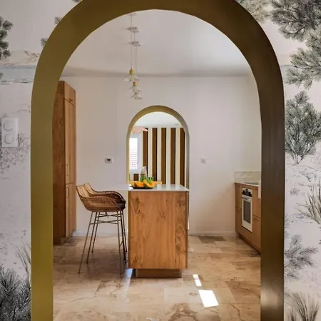 Feet In The Water, 100 M From The Center لا ترانش سور مير