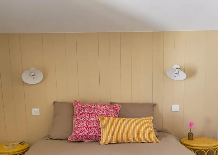 Feet In The Water, 100 M From The Center Nyaraló