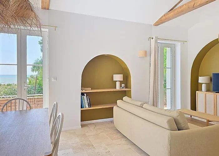 Feet In The Water, 100 M From The Center Nyaraló