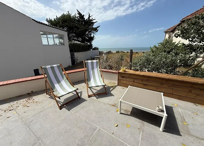 Feet In The Water, 100 M From The Center Nyaraló